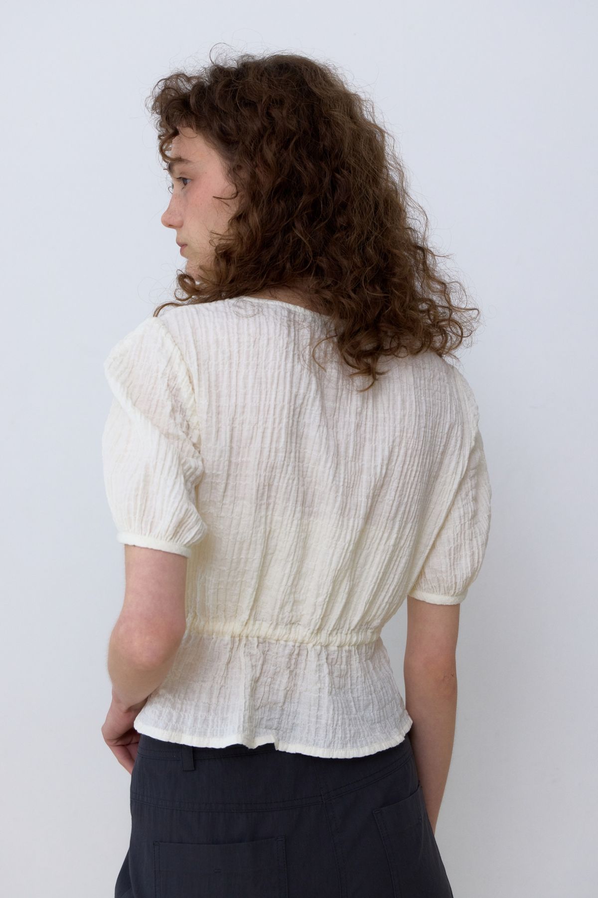 어나우트(UNNOUT) CRINKLE NATURAL BLOUSE  CREAM