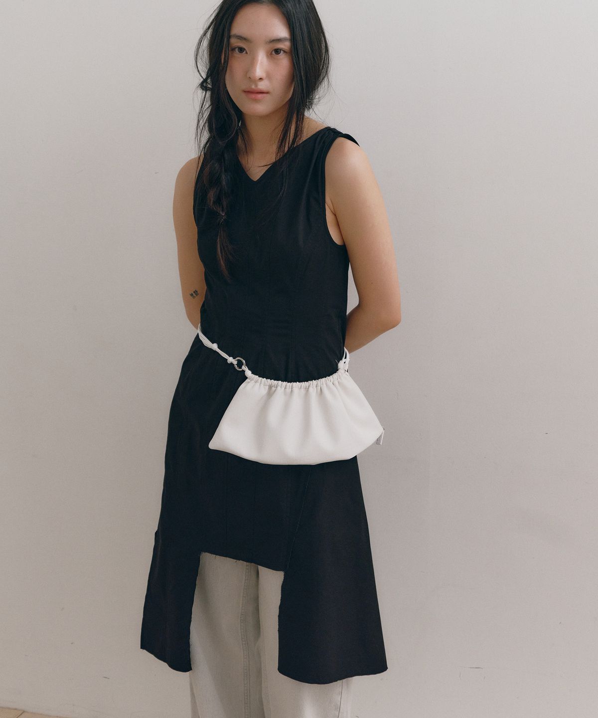 로우타이드(LOW TIDE) STRAP SHIRRING BAG [WHITE]