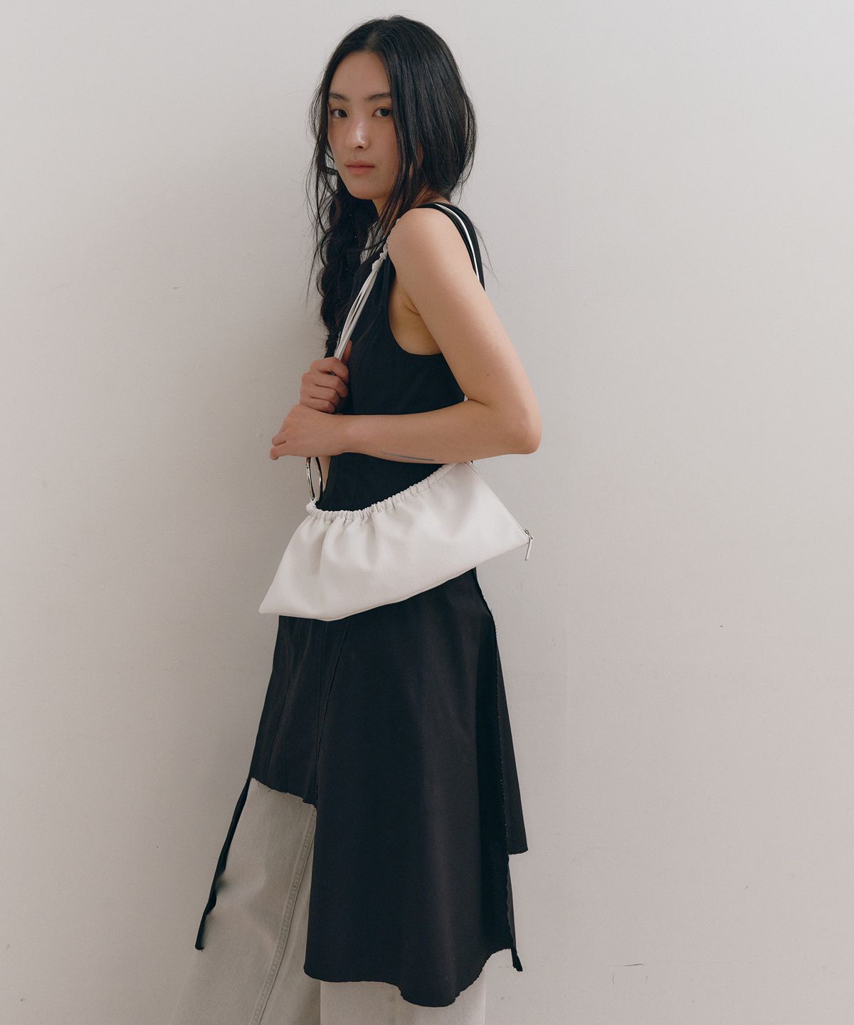 로우타이드(LOW TIDE) STRAP SHIRRING BAG [WHITE]