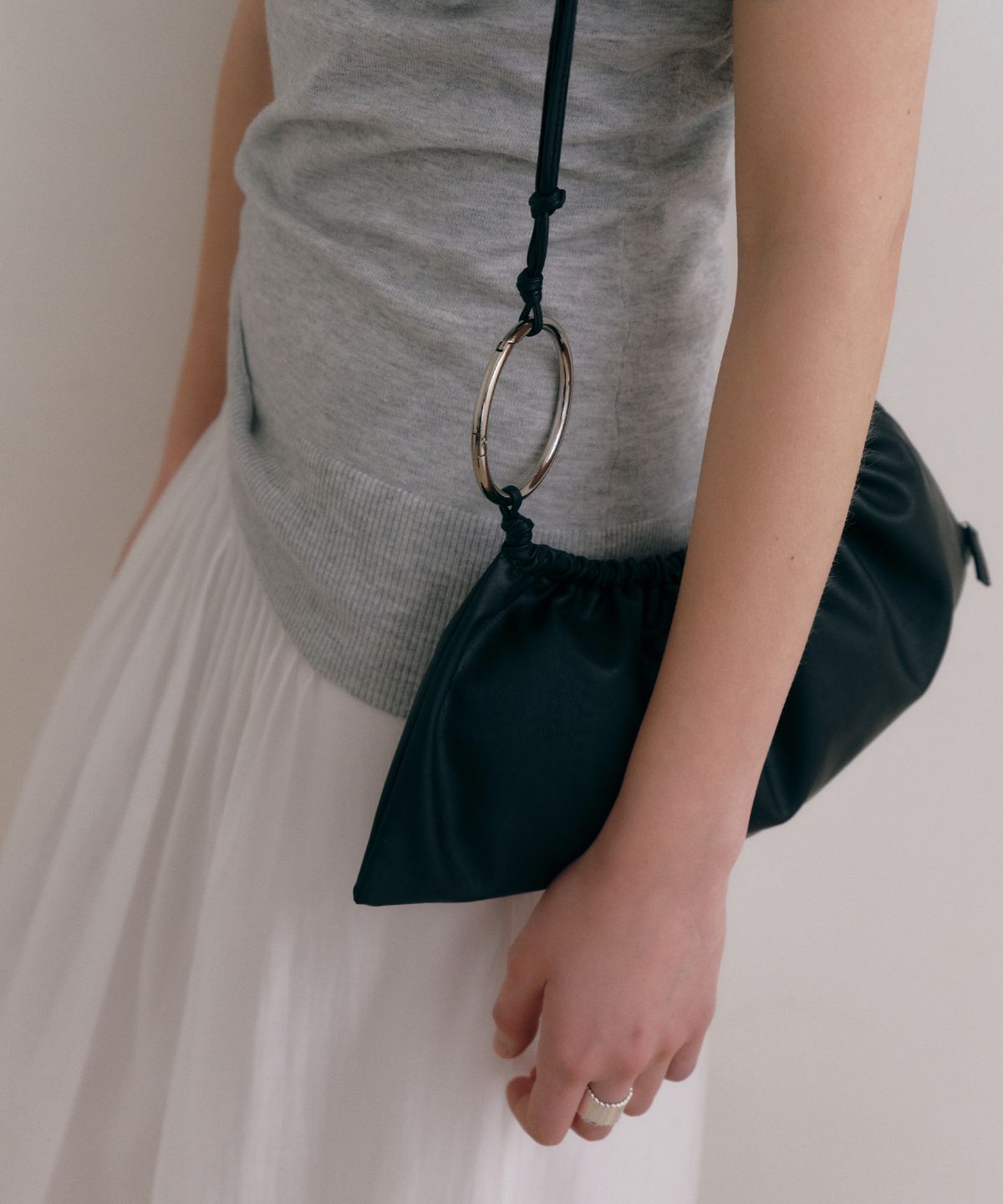 로우타이드(LOW TIDE) STRAP SHIRRING BAG [BLACK]