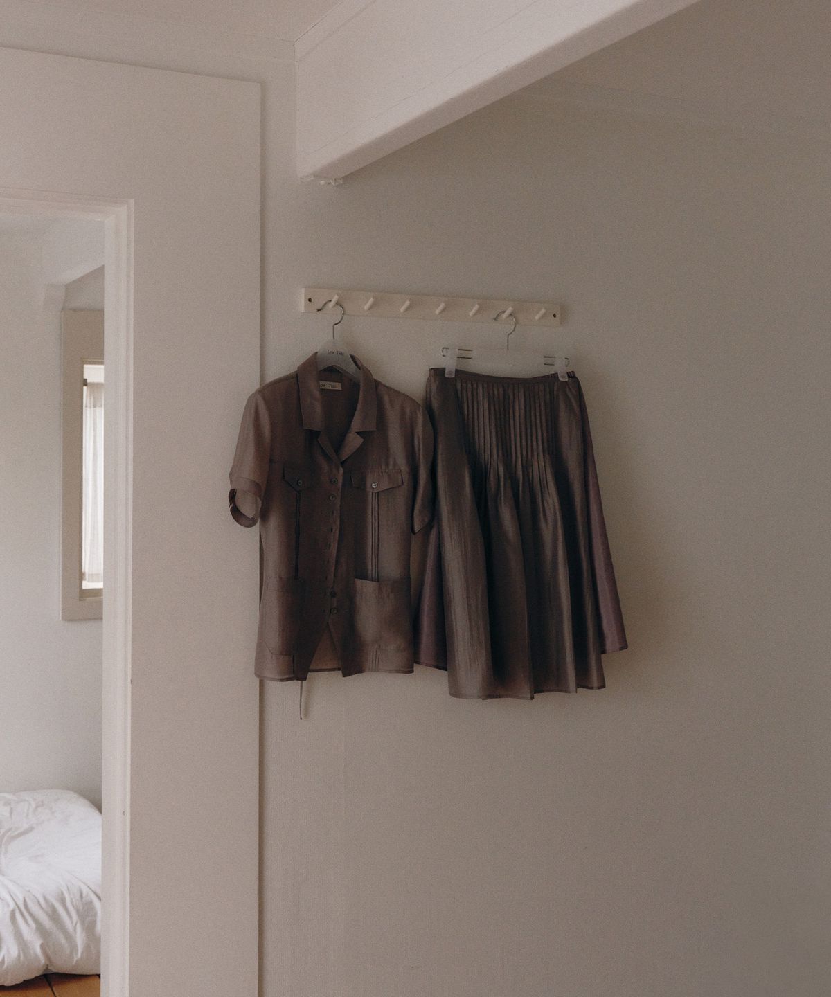 로우타이드(LOW TIDE) SILKY PINTUCK SKIRT [GREY]