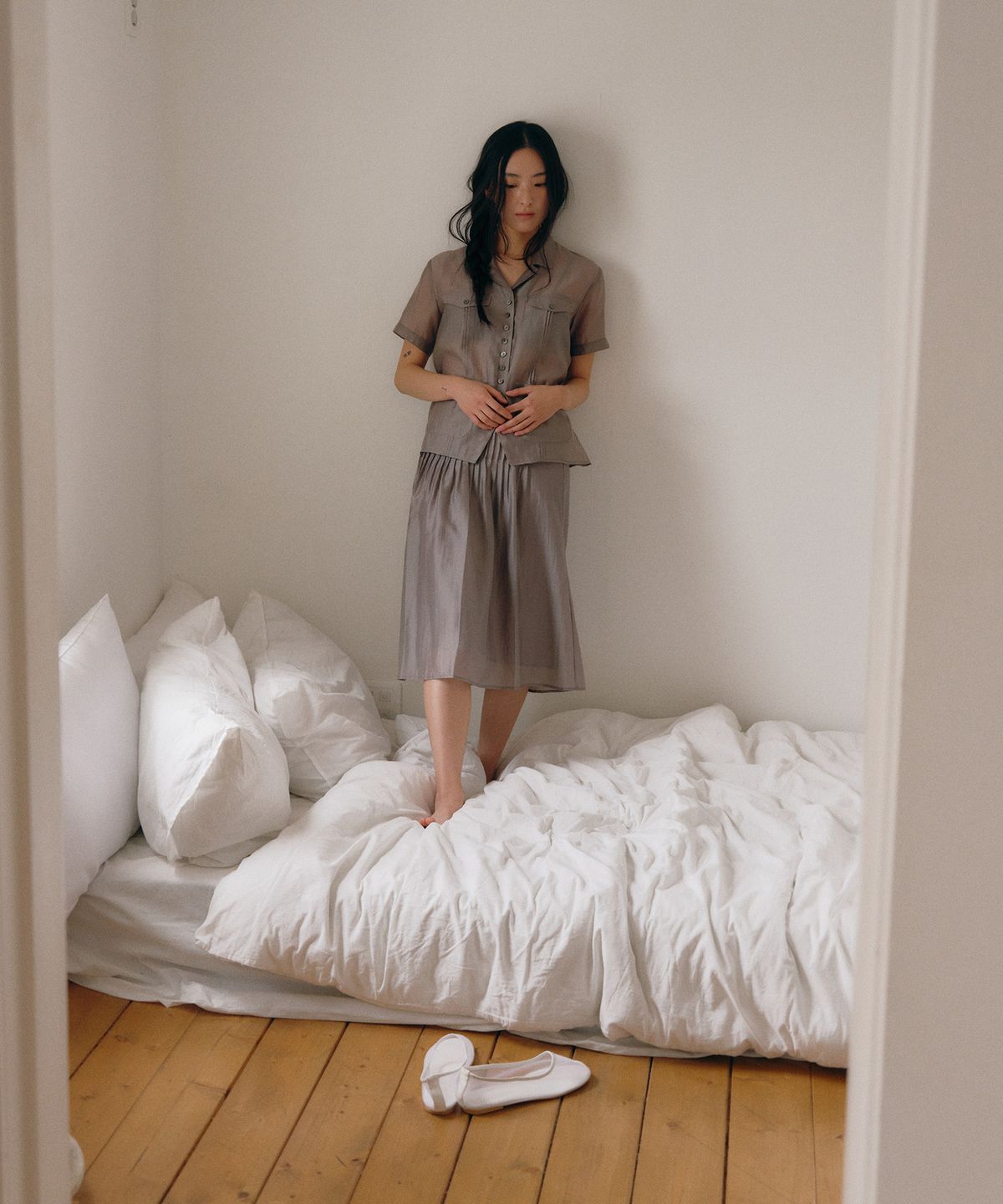 로우타이드(LOW TIDE) SILKY PINTUCK SKIRT [GREY]