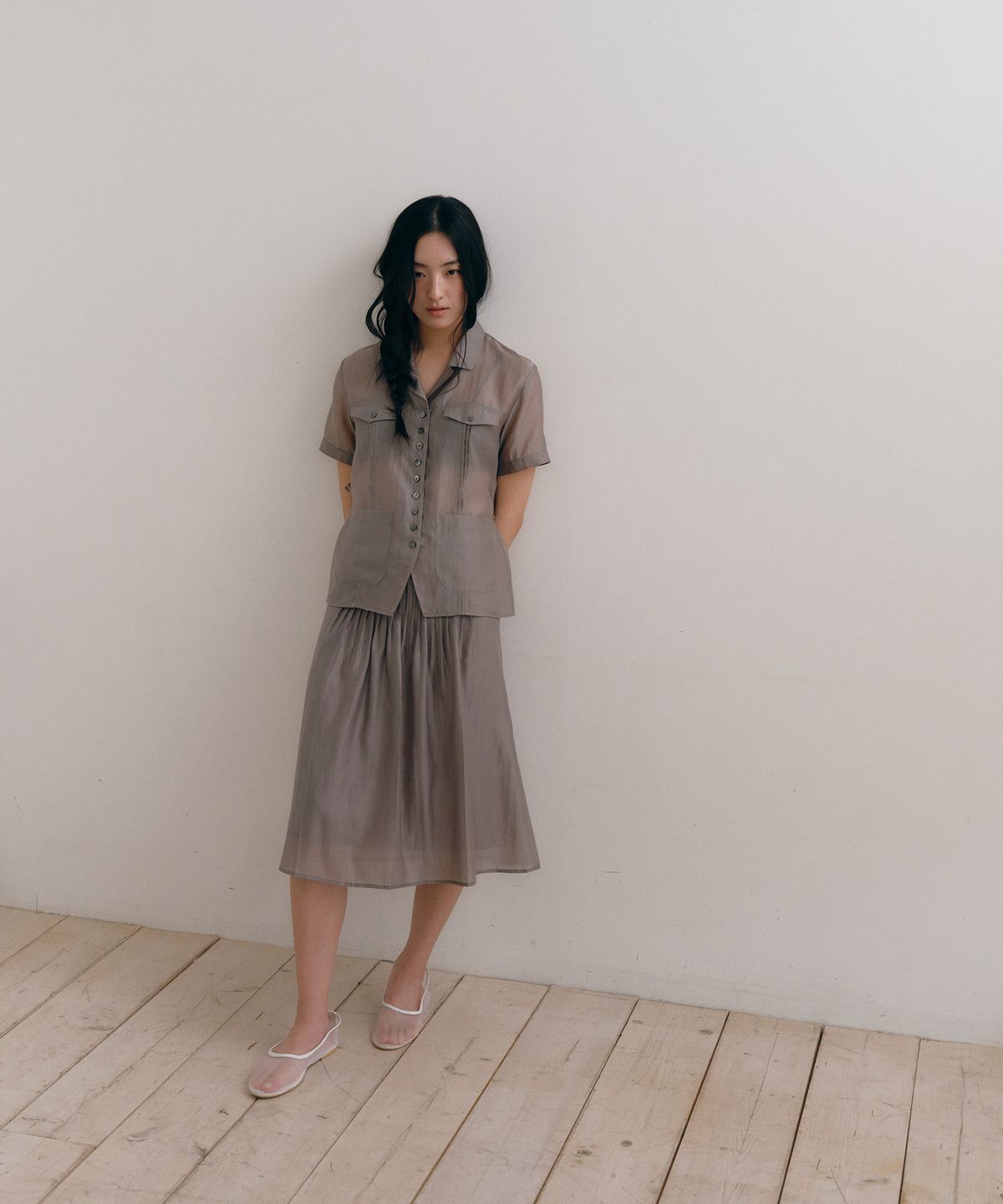 로우타이드(LOW TIDE) SILKY PINTUCK SKIRT [GREY]