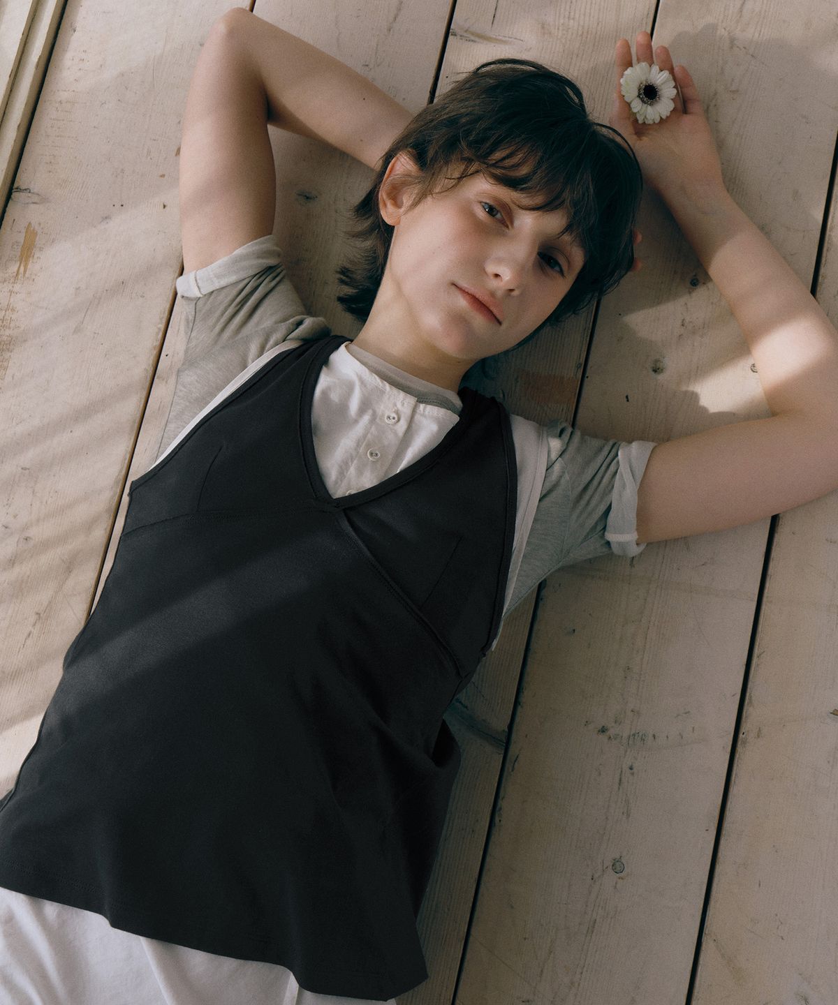 로우타이드(LOW TIDE) BACK SLIT SLEEVELESS TOP [BLACK]