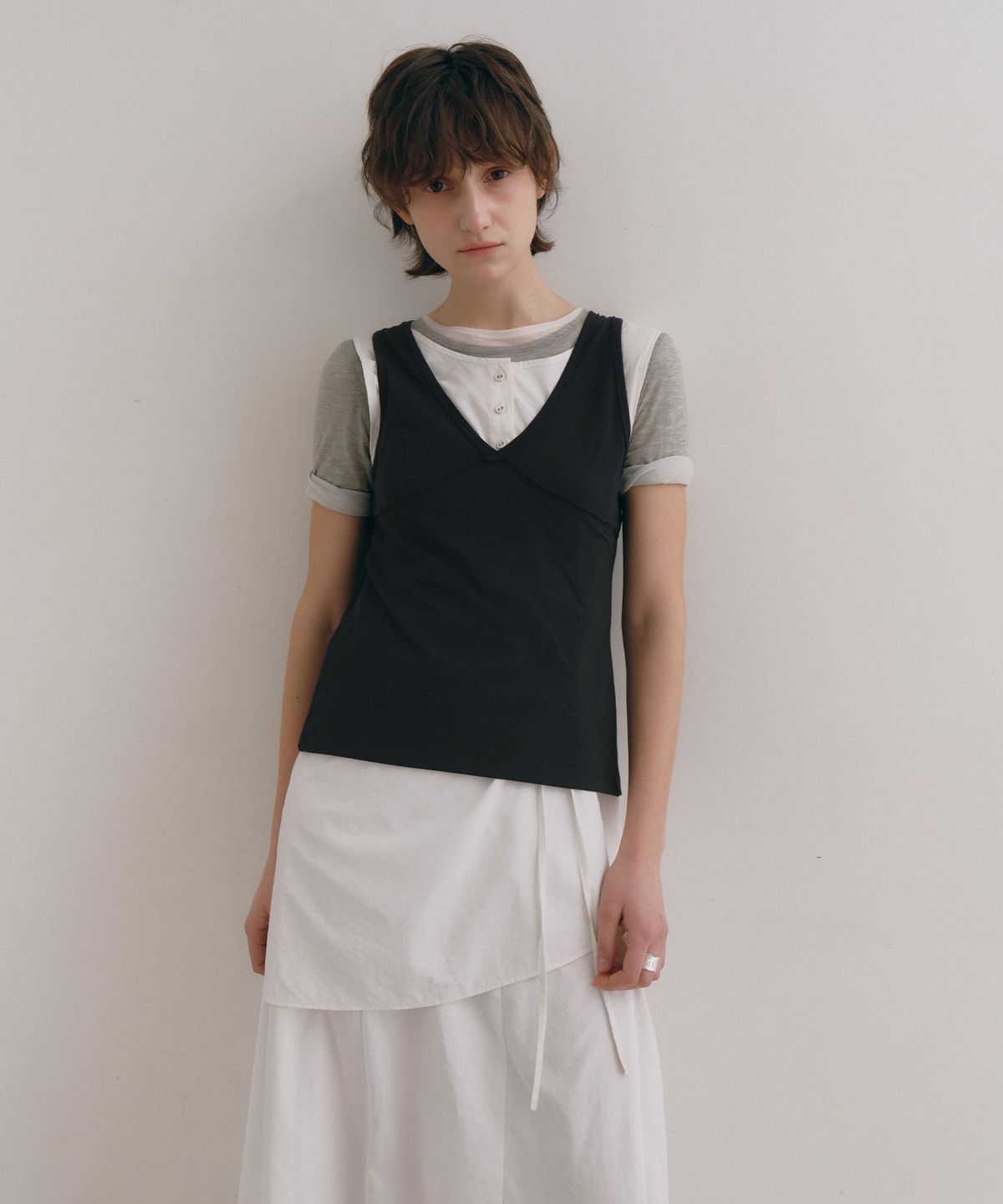 로우타이드(LOW TIDE) BACK SLIT SLEEVELESS TOP [BLACK]