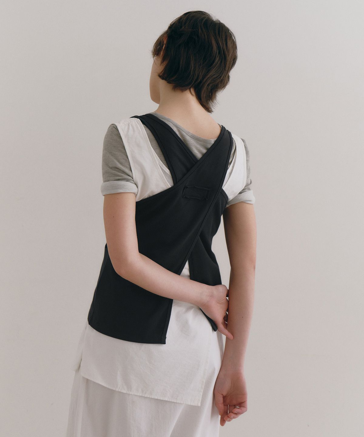 로우타이드(LOW TIDE) BACK SLIT SLEEVELESS TOP [BLACK]