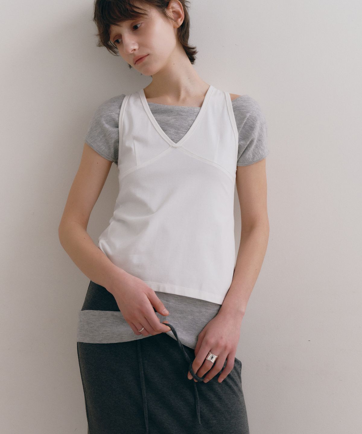 로우타이드(LOW TIDE) BACK SLIT SLEEVELESS TOP [WHITE]