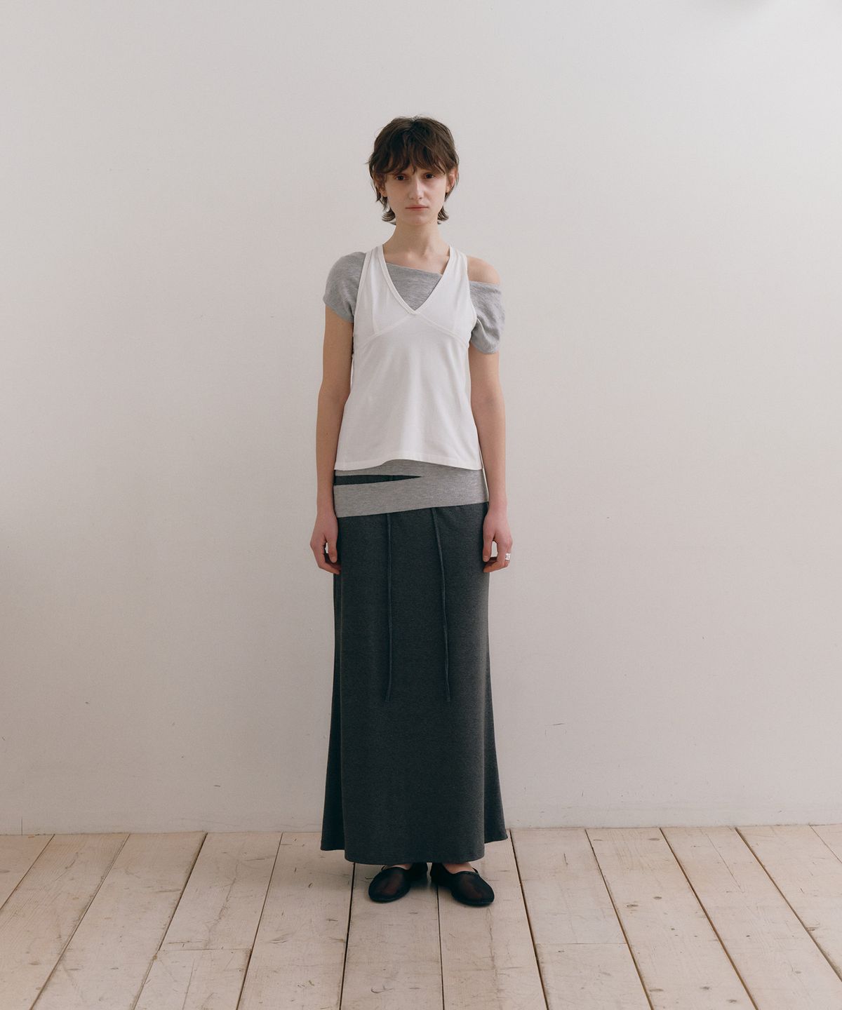 로우타이드(LOW TIDE) BACK SLIT SLEEVELESS TOP [WHITE]