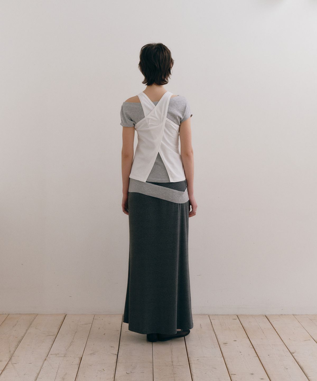 로우타이드(LOW TIDE) BACK SLIT SLEEVELESS TOP [WHITE]