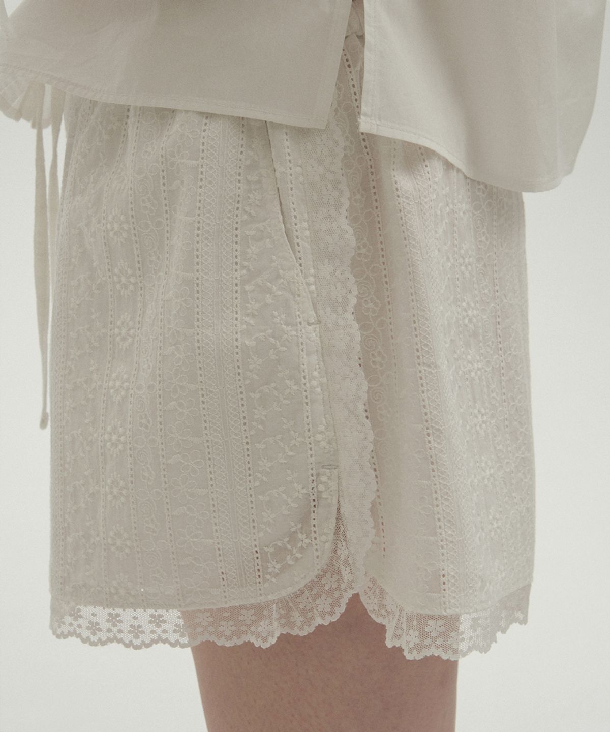 클로르(CLOR) COTTON LACE SHORTS - 2 colors