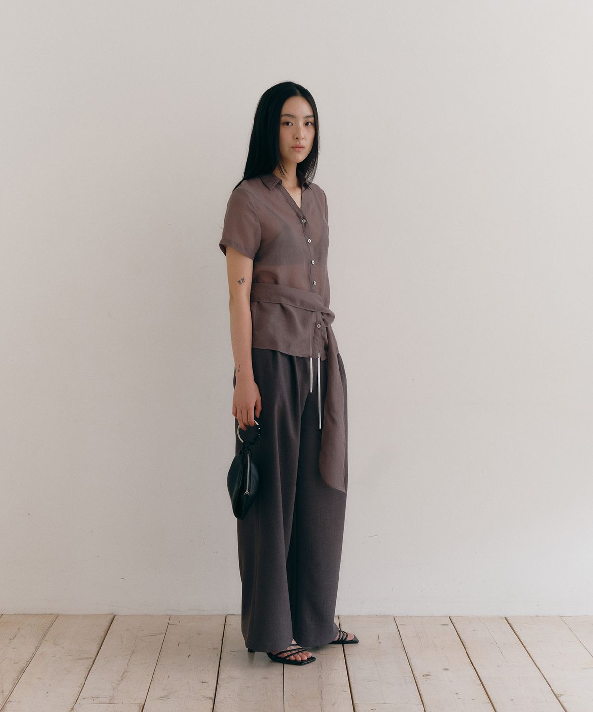 로우타이드(LOW TIDE) SHEER SCARF TIE SHIRT [BROWN]