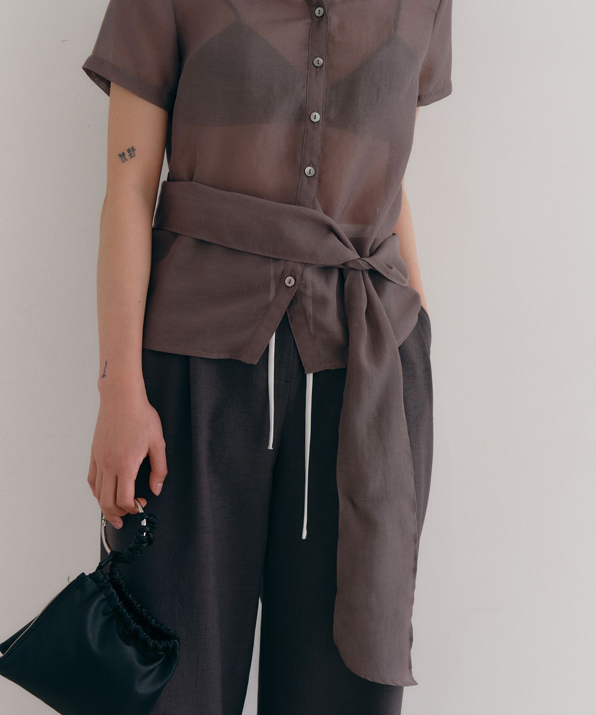 로우타이드(LOW TIDE) SHEER SCARF TIE SHIRT [BROWN]