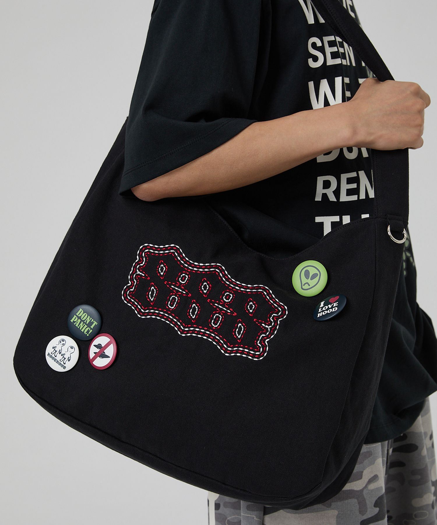 MUSINSA公式 | HOODHOOD 888 pin button shoulder bag black
