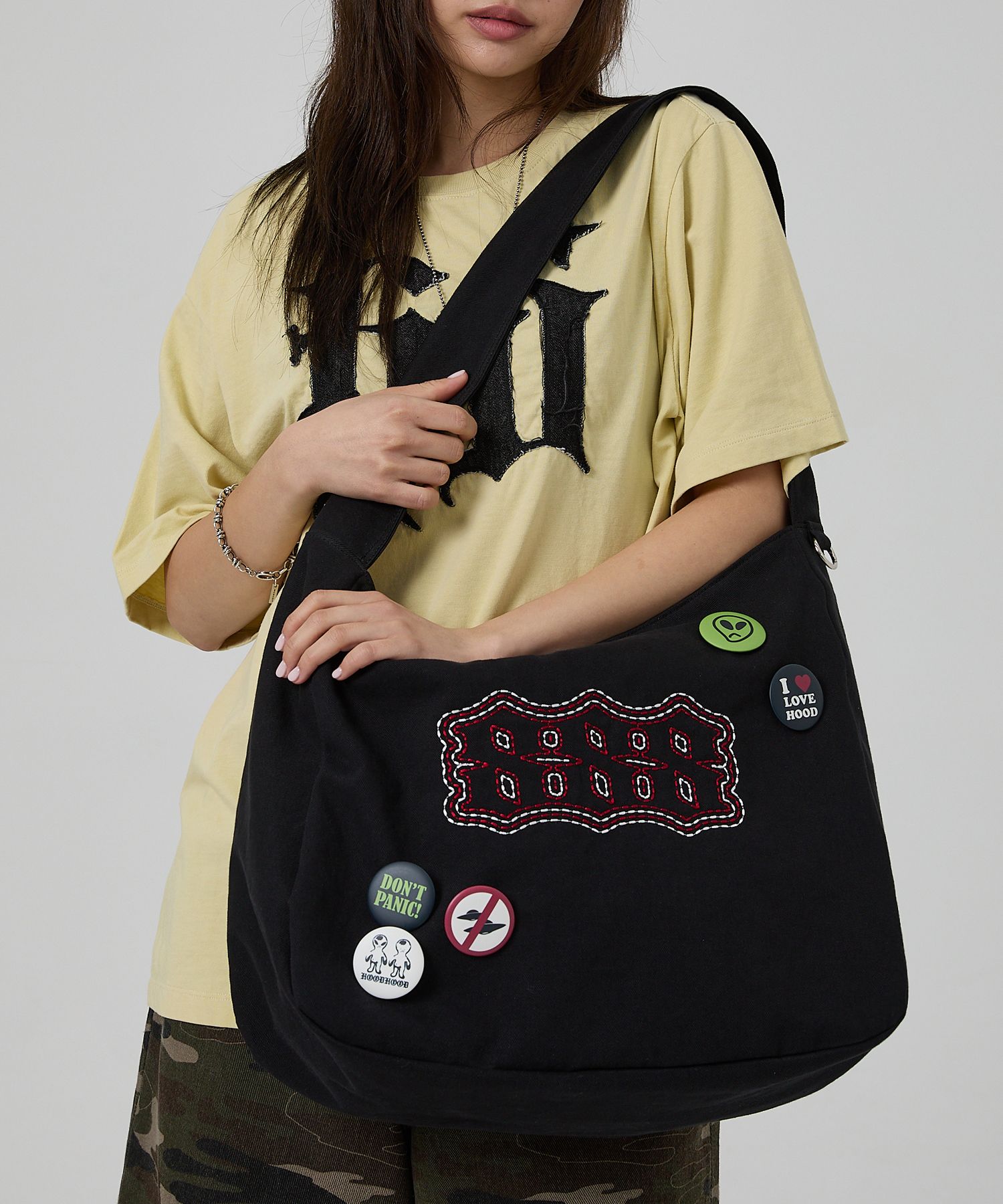MUSINSA公式 | HOODHOOD 888 pin button shoulder bag black