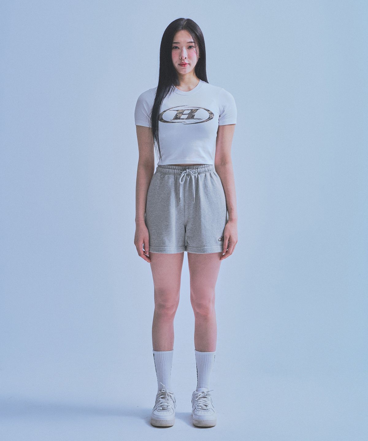 본투윈(BORN TO WIN) W CAMO B LOGO SEMI CROP T-SHIRTS [WHITE]