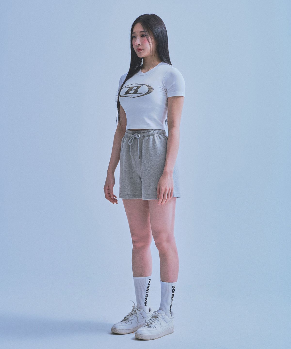 본투윈(BORN TO WIN) W CAMO B LOGO SEMI CROP T-SHIRTS [WHITE]