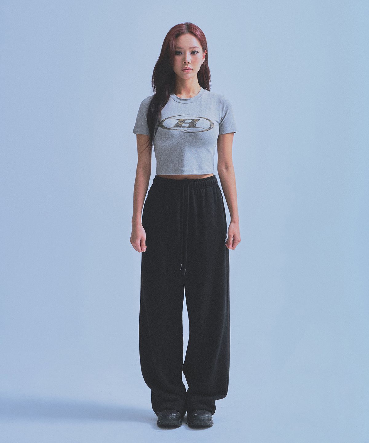 본투윈(BORN TO WIN) W CAMO B LOGO SEMI CROP T-SHIRTS [MELANGE GREY]