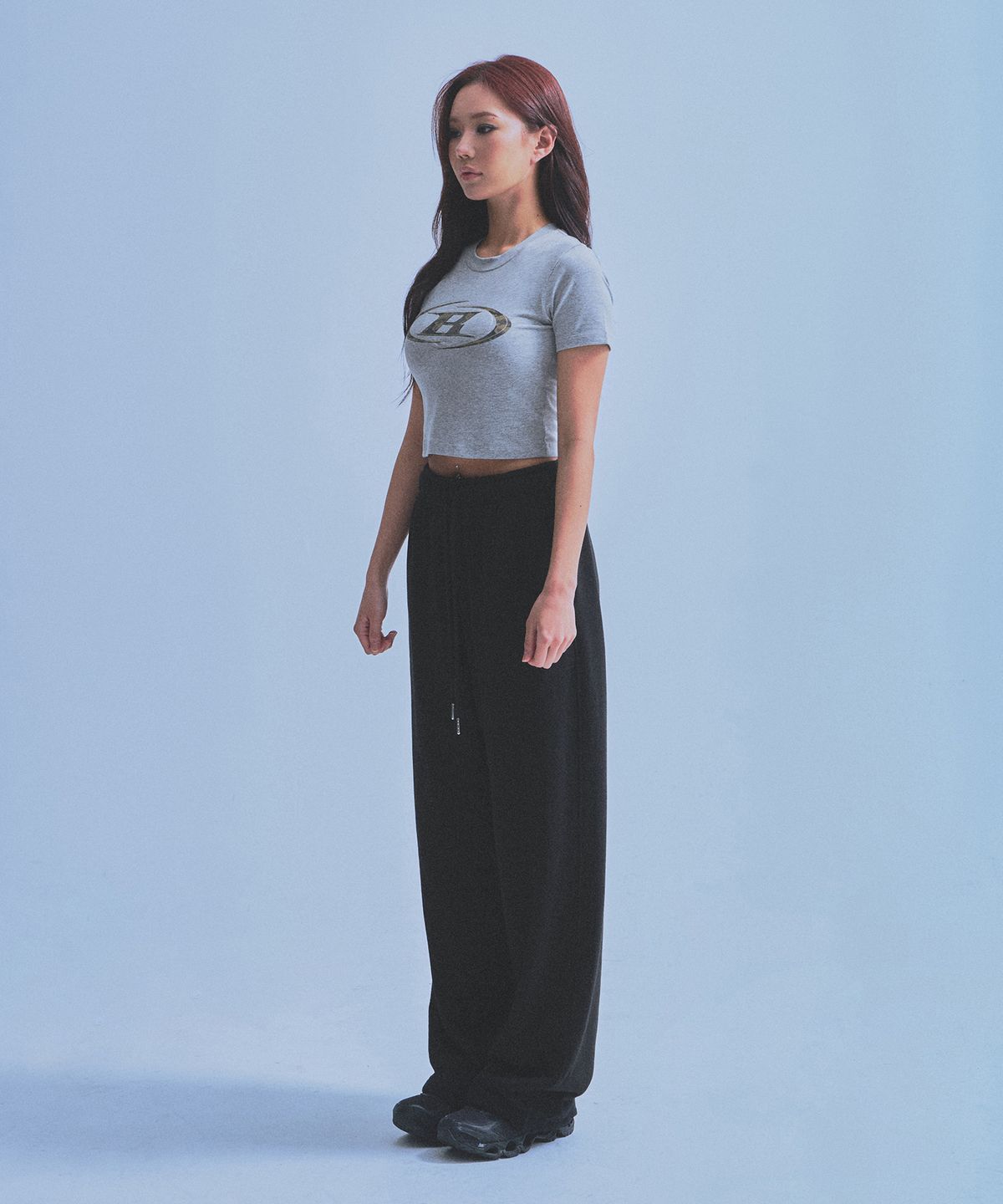 본투윈(BORN TO WIN) W CAMO B LOGO SEMI CROP T-SHIRTS [MELANGE GREY]