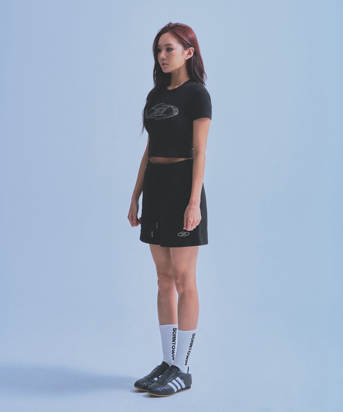본투윈(BORN TO WIN) W CAMO B LOGO SEMI CROP T-SHIRTS [BLACK]
