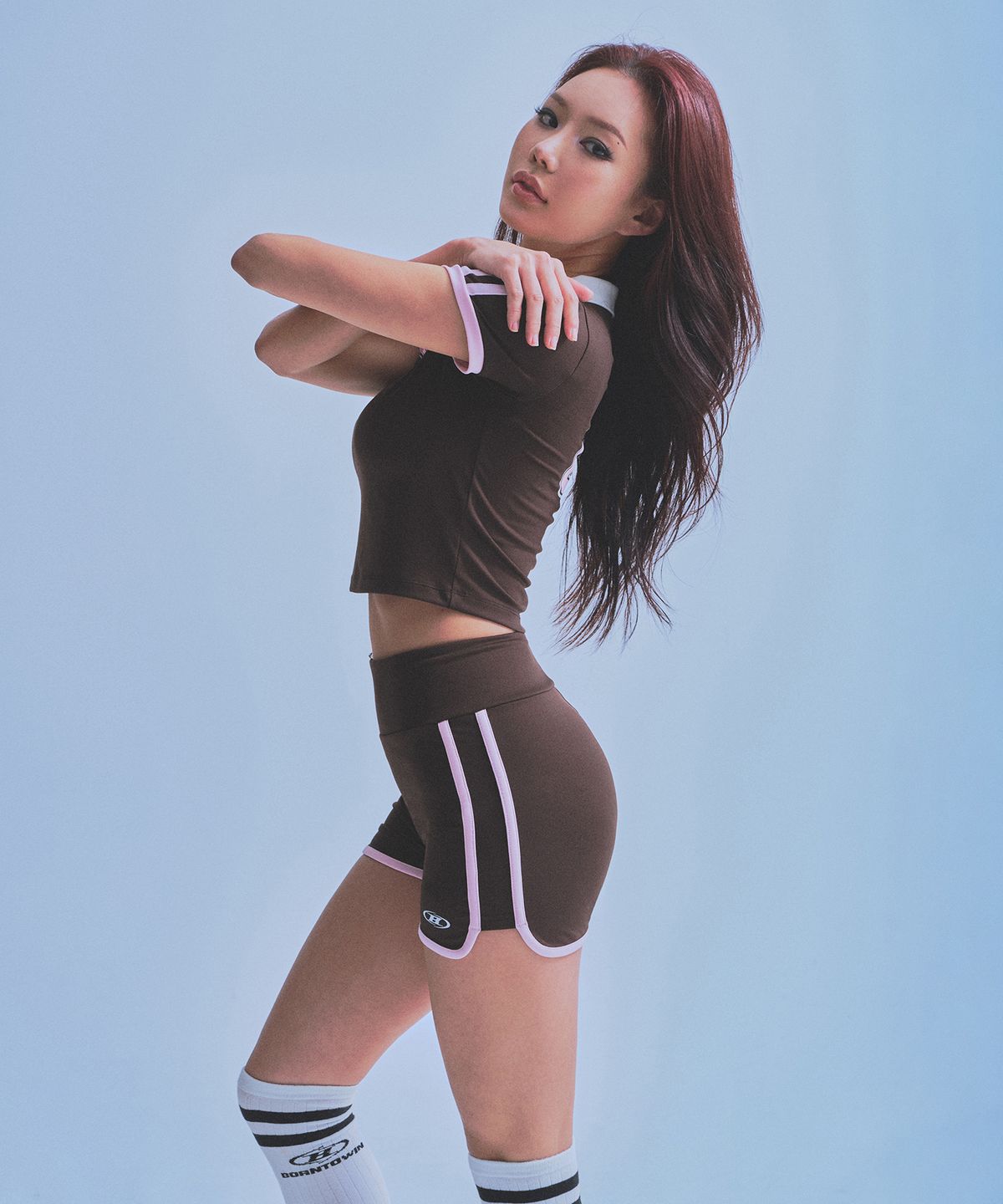 본투윈(BORN TO WIN) W BRNTW FOOTBALL CROP T-SHIRTS [BROWN]
