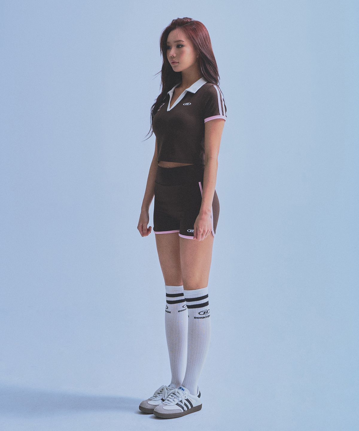 본투윈(BORN TO WIN) W BRNTW FOOTBALL CROP T-SHIRTS [BROWN]