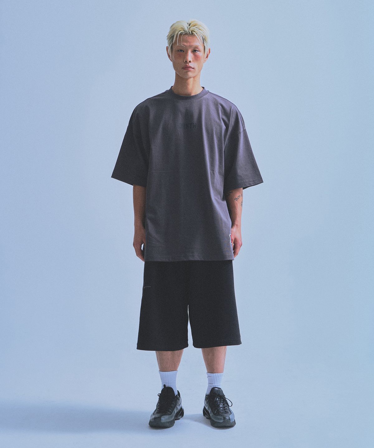 본투윈(BORN TO WIN) 85 BACK LOGO EXTRA FIT T-SHIRTS [CHARCOAL]