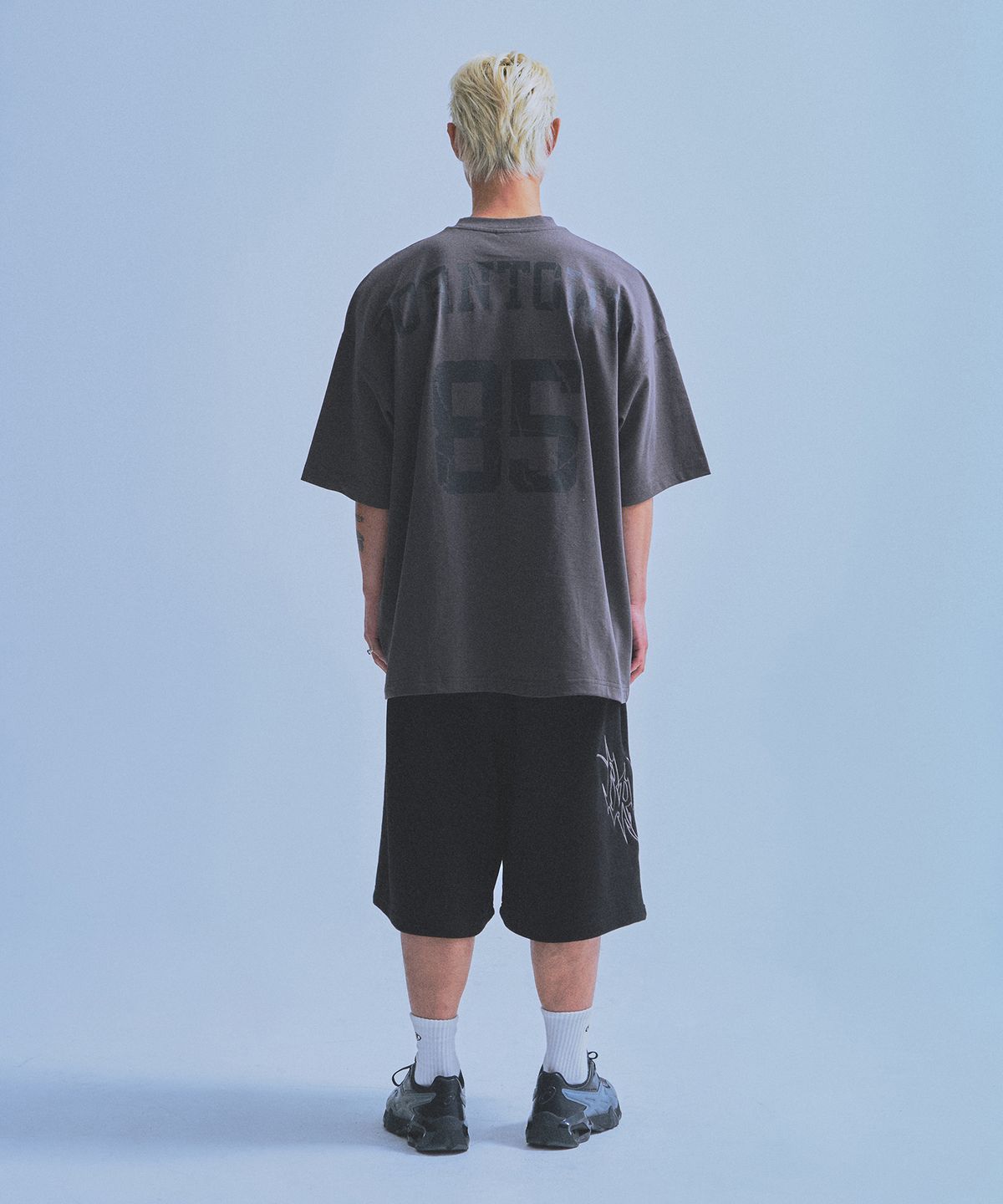 본투윈(BORN TO WIN) 85 BACK LOGO EXTRA FIT T-SHIRTS [CHARCOAL]