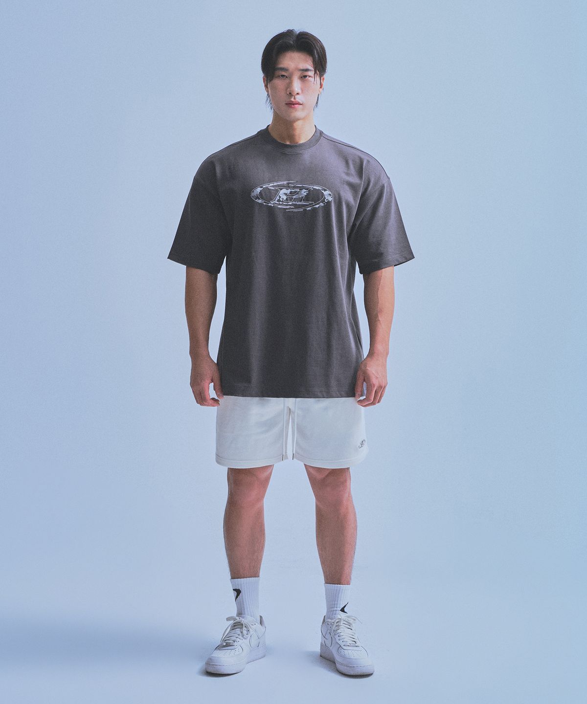 본투윈(BORN TO WIN) CAMO B LOGO T-SHIRTS [CHARCOAL]