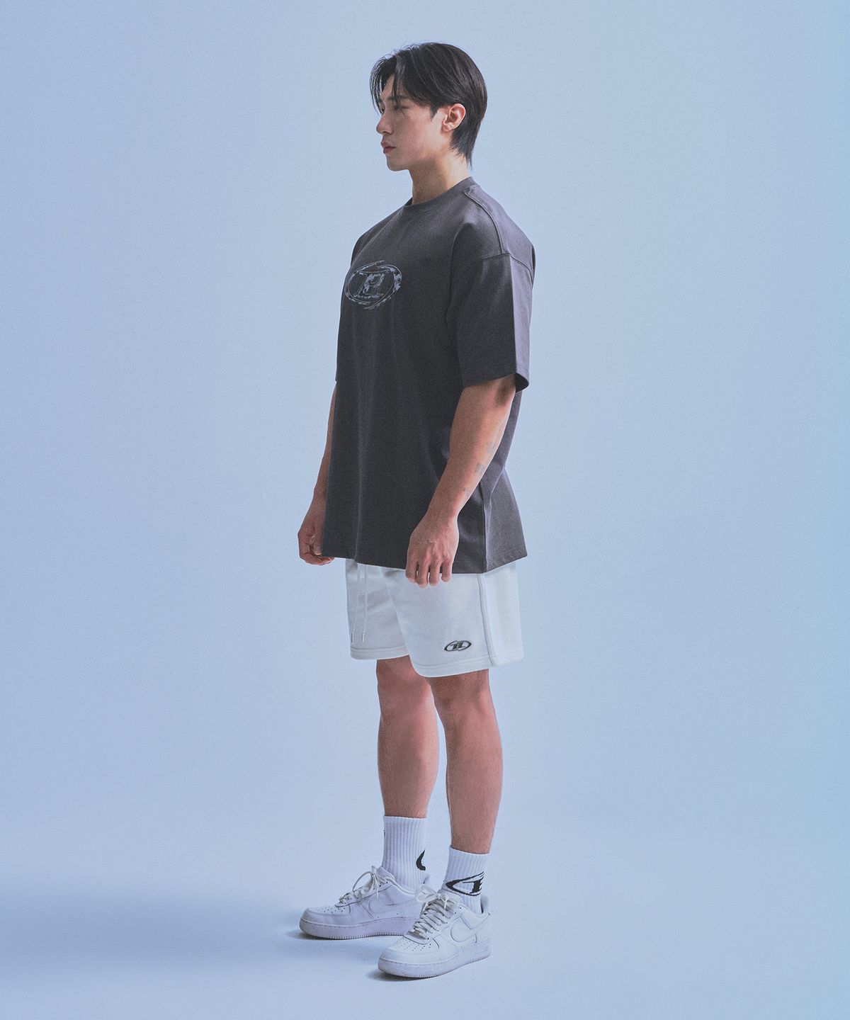 본투윈(BORN TO WIN) CAMO B LOGO T-SHIRTS [CHARCOAL]