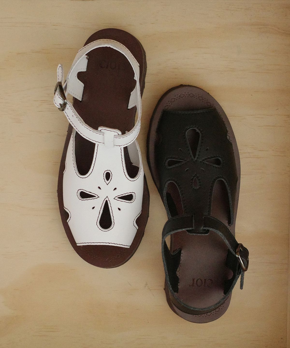 클로르(CLOR) PETAL CUTOUT SANDALS - 4 colors