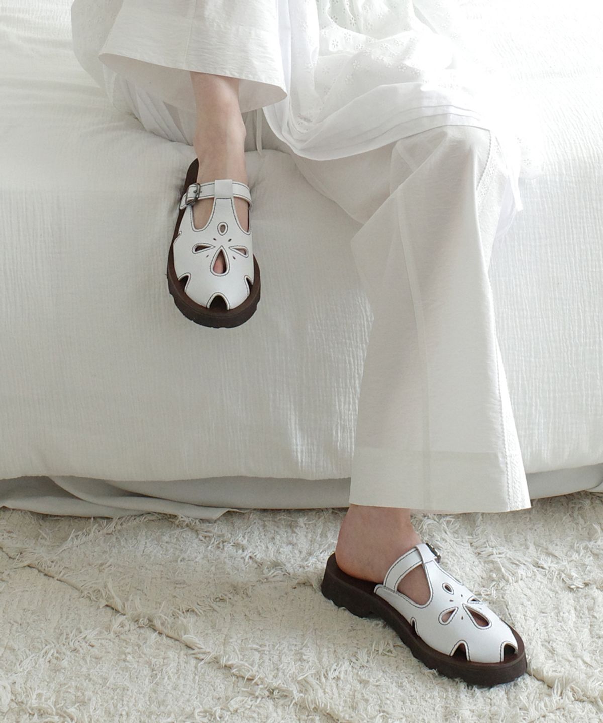 클로르(CLOR) PETAL CUTOUT SLIPPERS - 2 colors