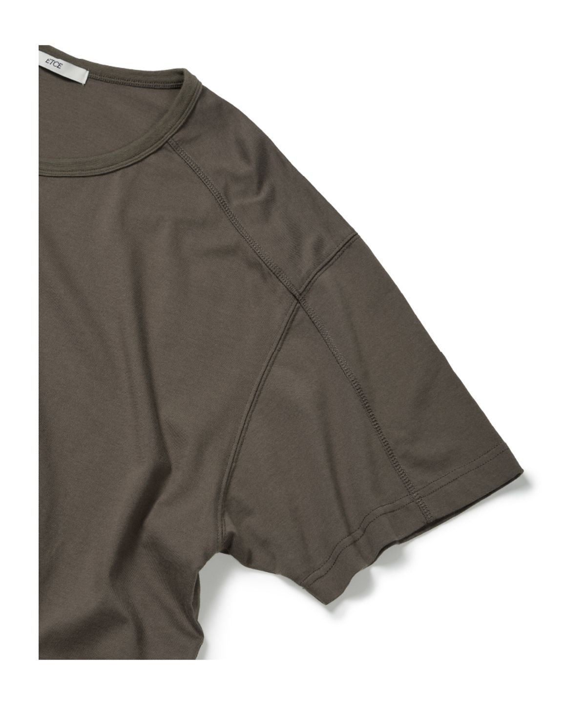 이티씨이(ETCE) CURVED HENLEY NECK TEE (BROWN)