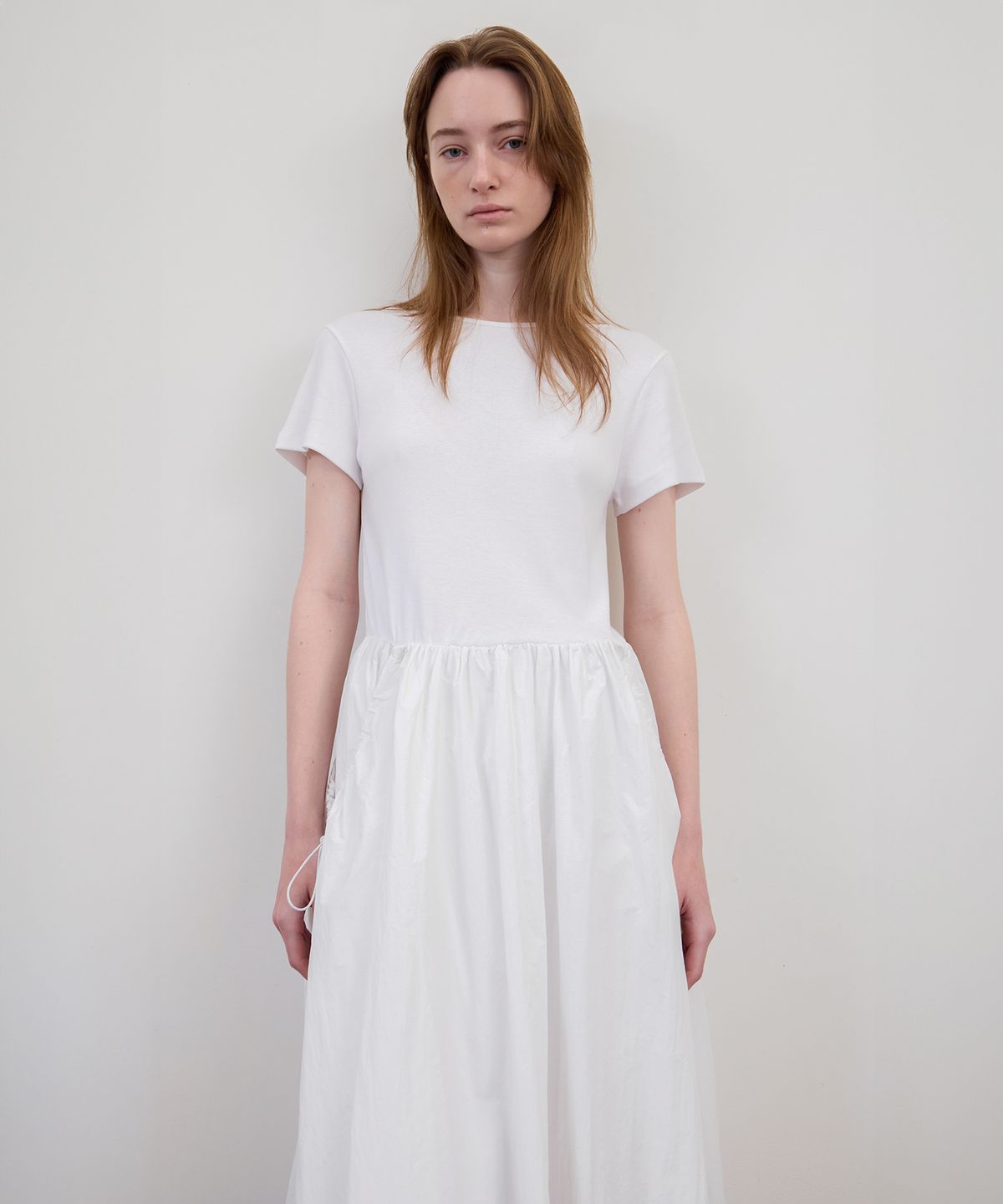 르바(LEVAR) Pocket Shirring Anorak Dress - White
