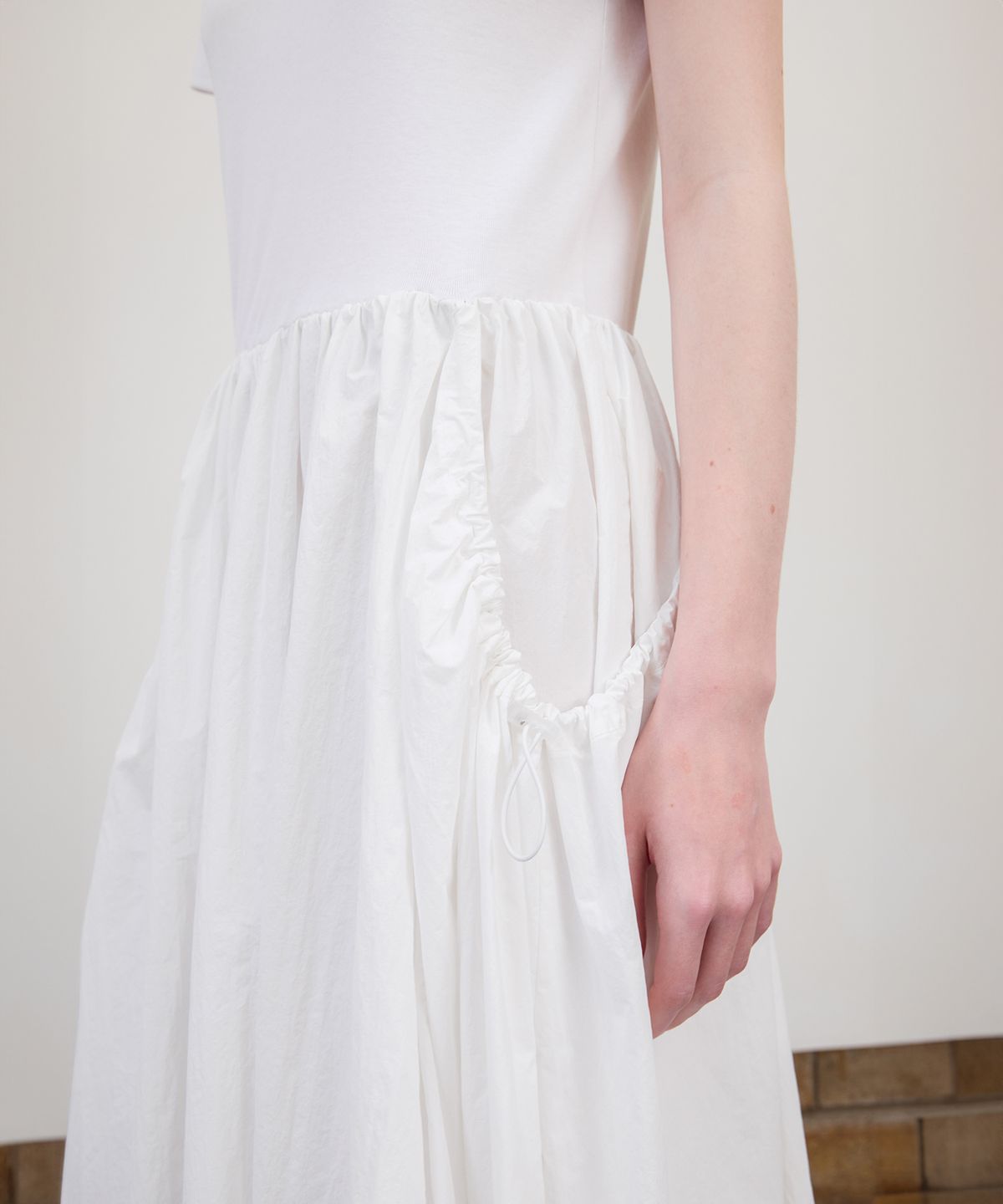 르바(LEVAR) Pocket Shirring Anorak Dress - White