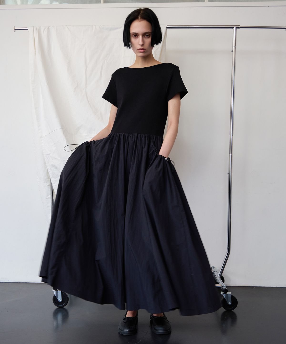 르바(LEVAR) Pocket Shirring Anorak Dress - Black