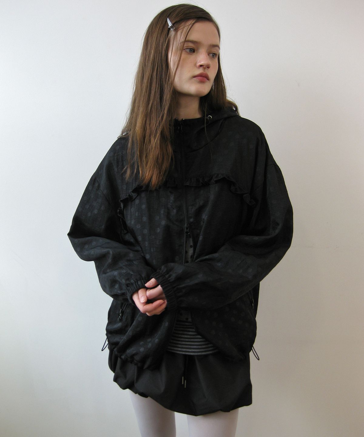 나츠(NAATS) Dot frill hoodie zip-up, black