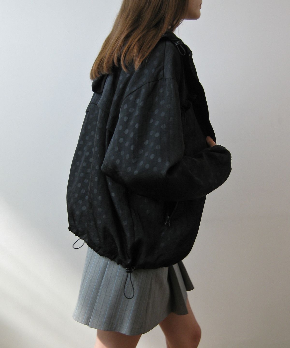 나츠(NAATS) Dot frill hoodie zip-up, black