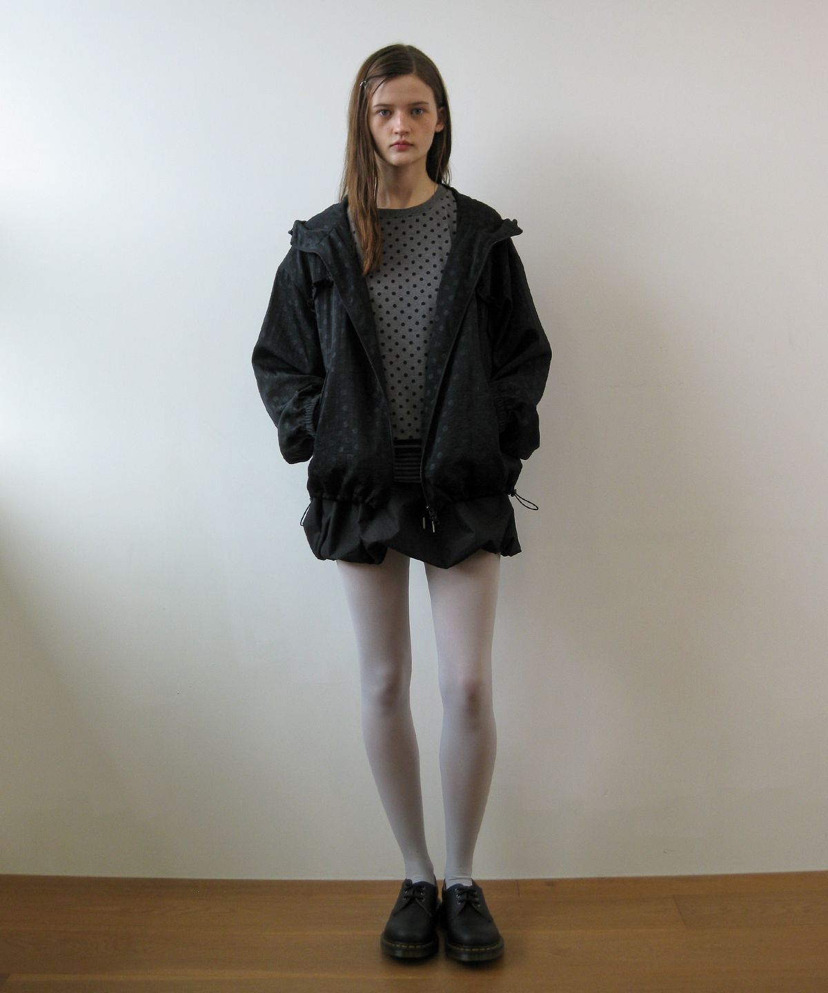 나츠(NAATS) Dot frill hoodie zip-up, black