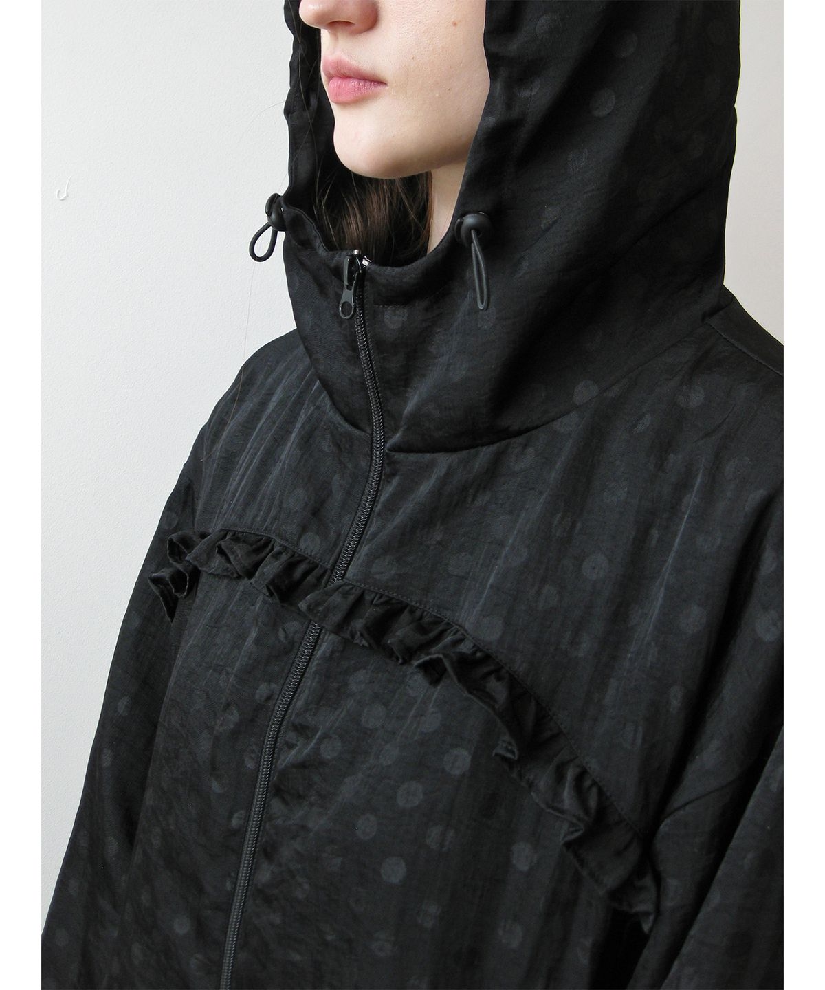 나츠(NAATS) Dot frill hoodie zip-up, black