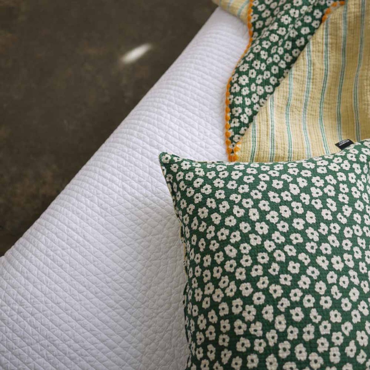봄봄패브릭스(BOMBOM FABRICS) Tripple Cotton pillow case white flower + yellow stripe)