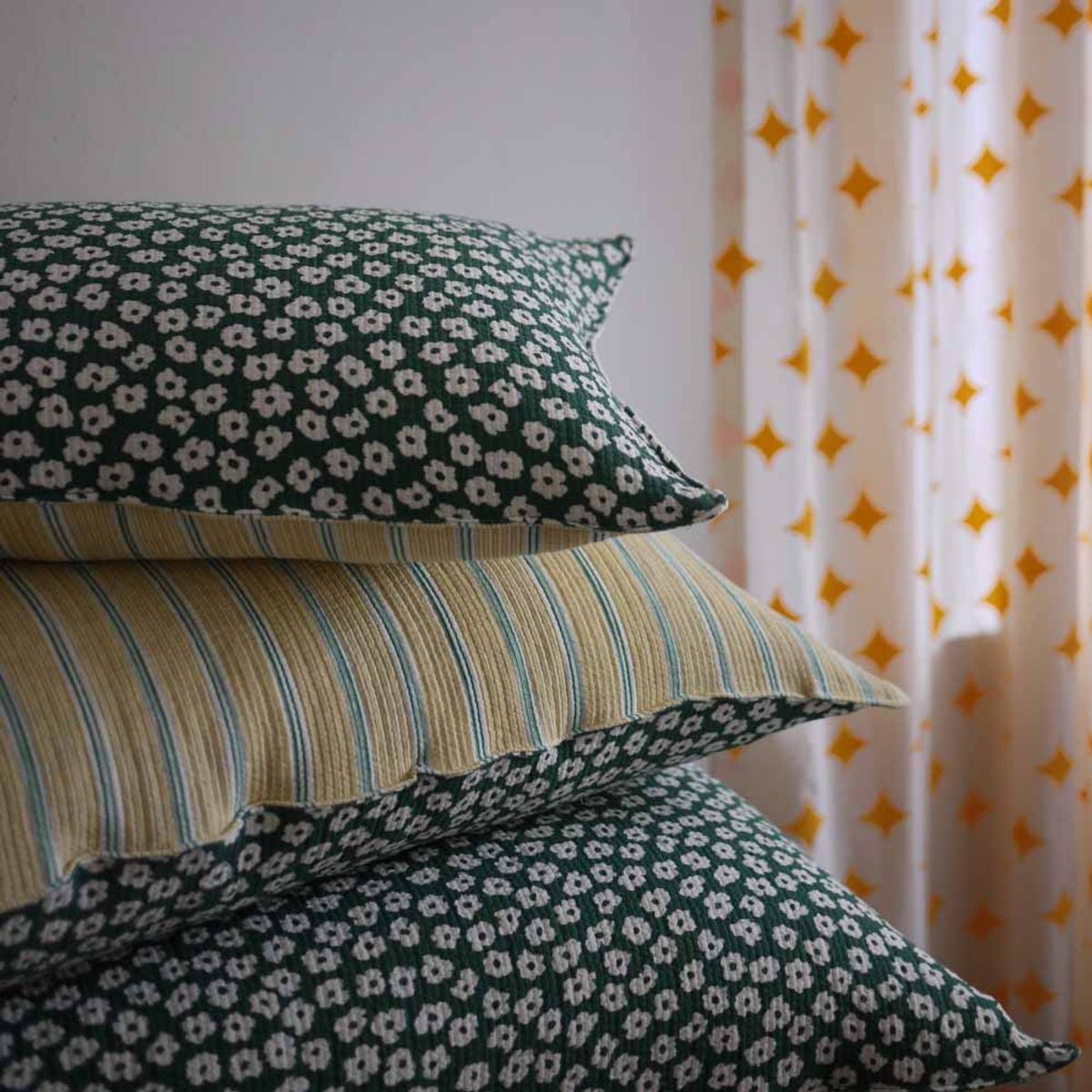봄봄패브릭스(BOMBOM FABRICS) Tripple Cotton pillow case white flower + yellow stripe)