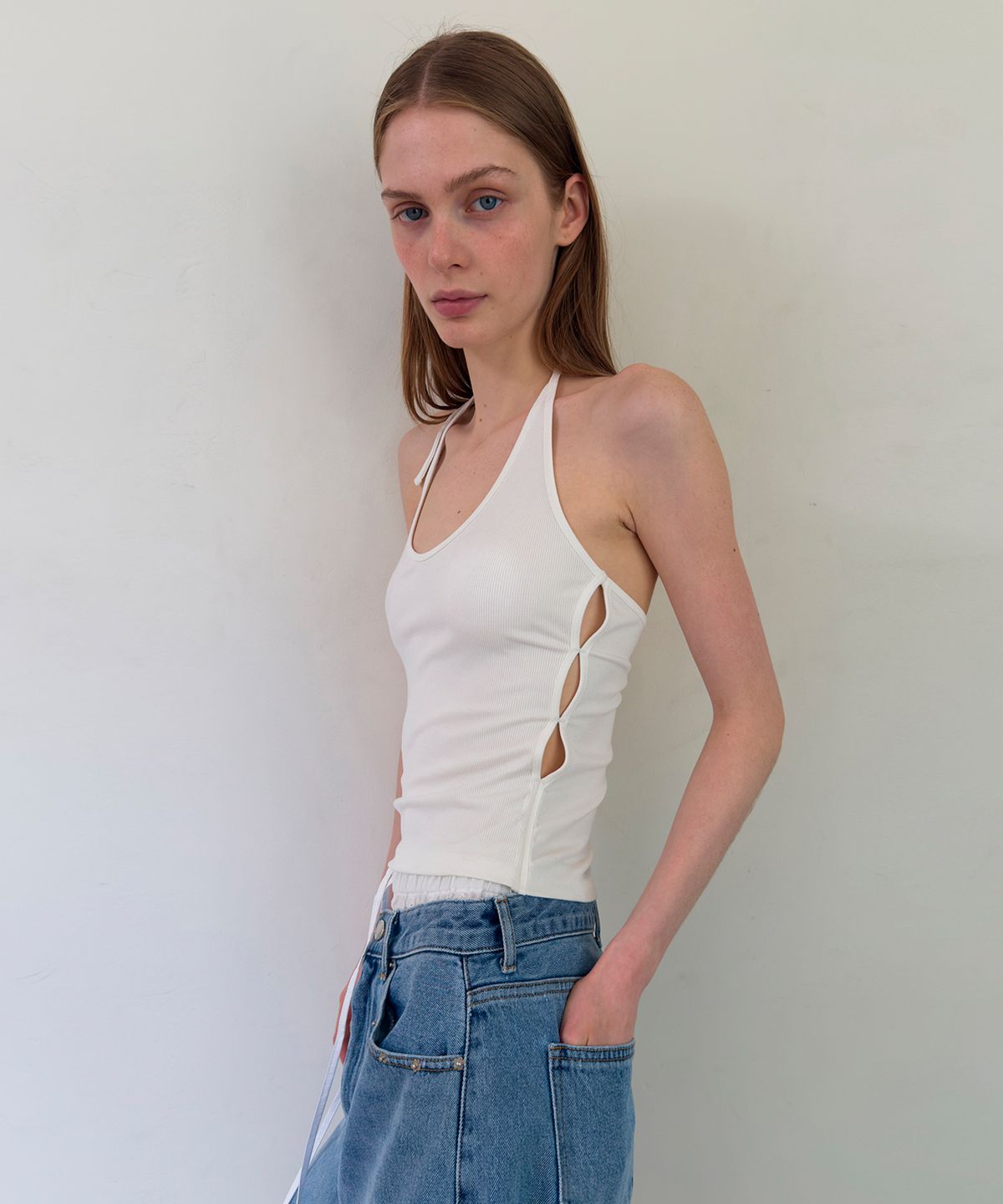 다이애그널(DIAGONAL) HOLE HALTER NECK TOP (white)