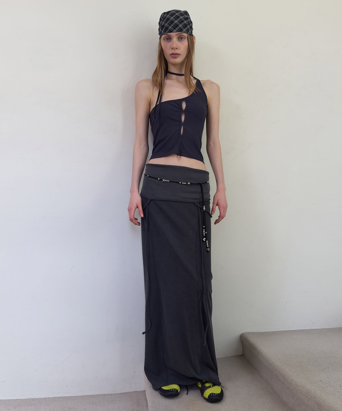 다이애그널(DIAGONAL) HOLE HALTER NECK TOP (charcoal)