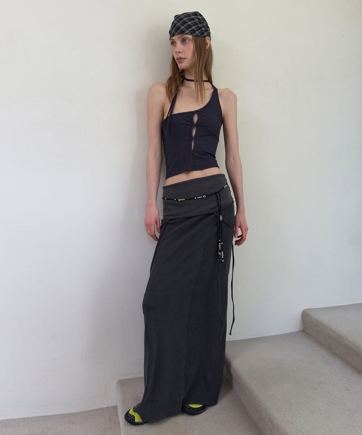 다이애그널(DIAGONAL) HOLE HALTER NECK TOP (charcoal)