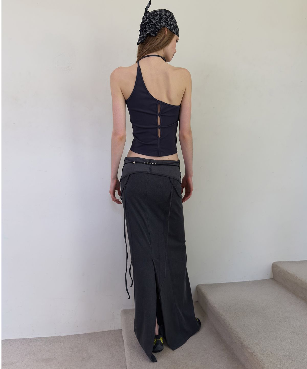 다이애그널(DIAGONAL) HOLE HALTER NECK TOP (charcoal)