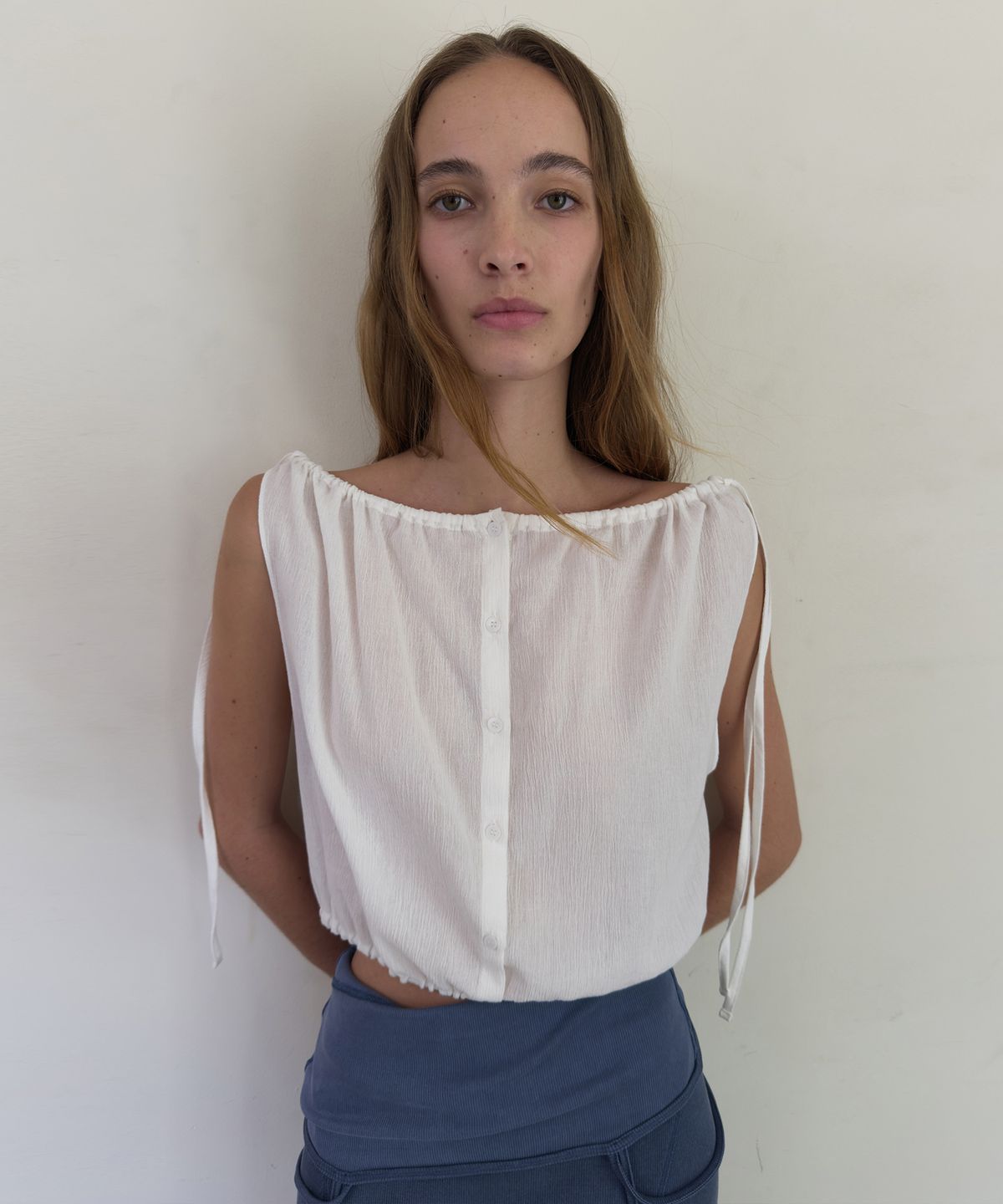 다이애그널(DIAGONAL) STRING SLEEVELESS BLOUSE (white)