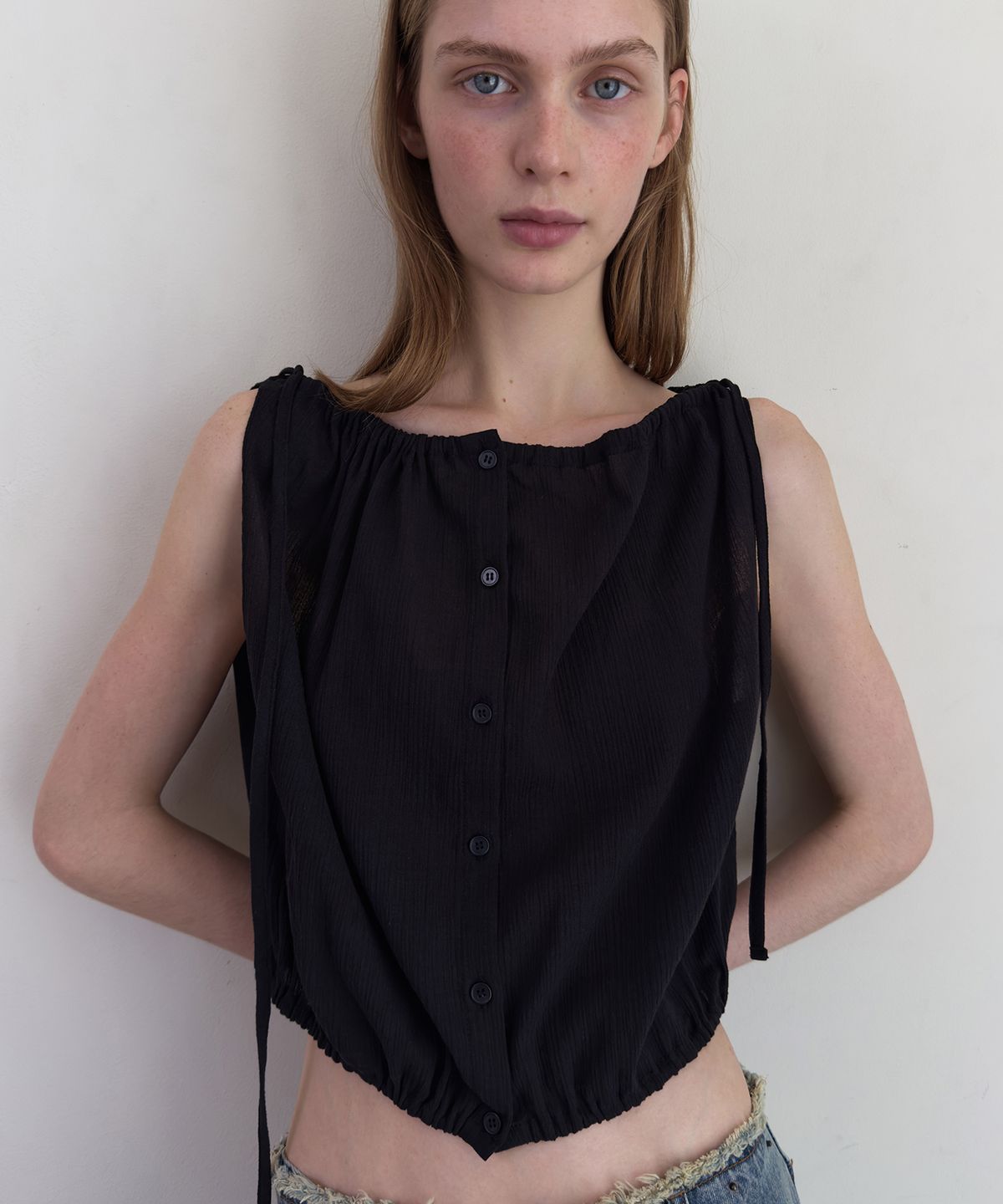 다이애그널(DIAGONAL) STRING SLEEVELESS BLOUSE (black)