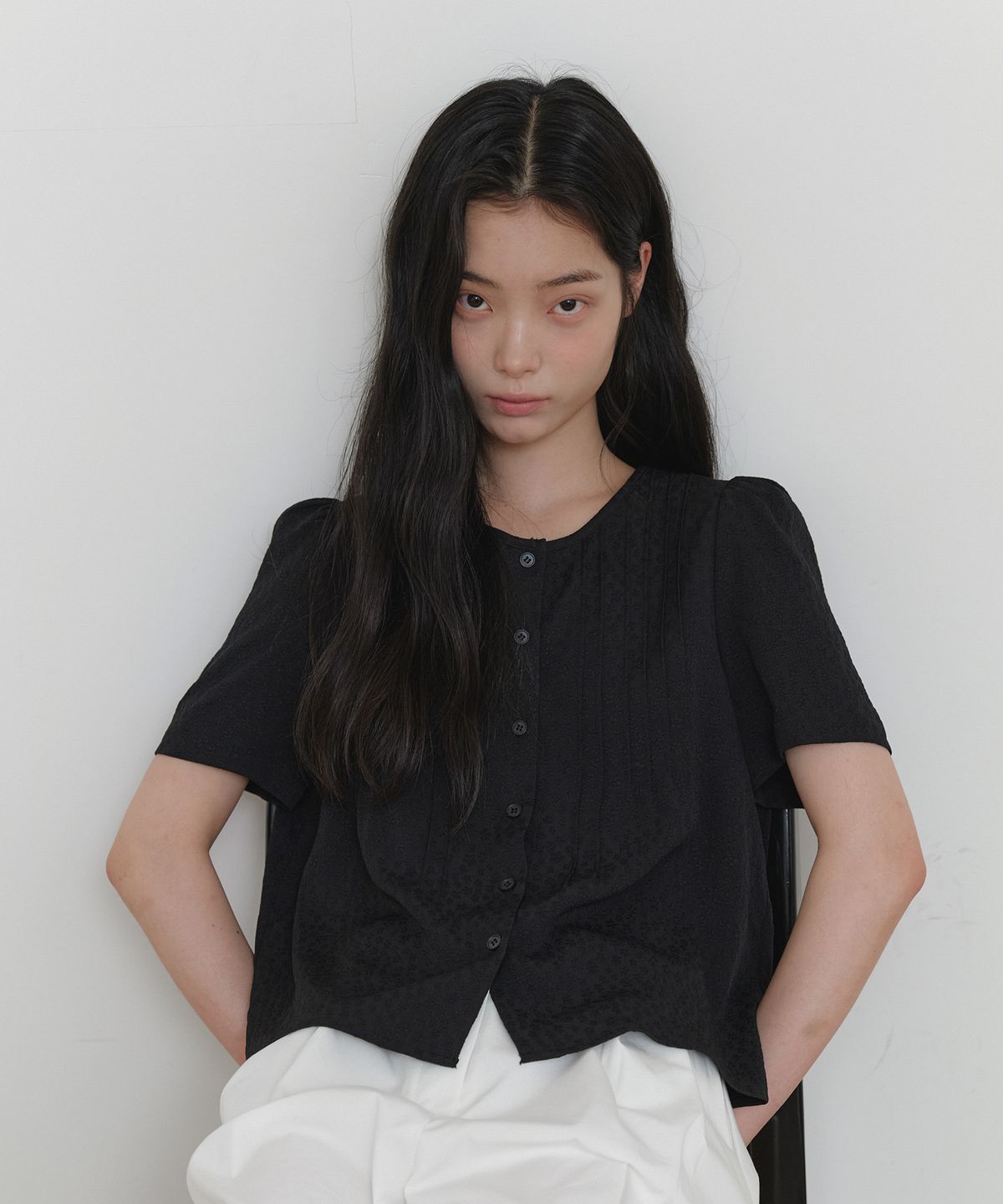 엽페(YUPPE) TUCKED FLOWER SHIRT_BLACK