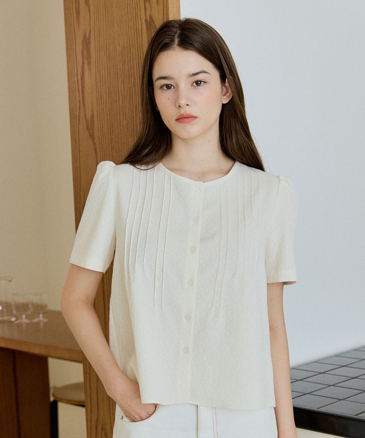 엽페(YUPPE) TUCKED FLOWER SHIRT_IVORY