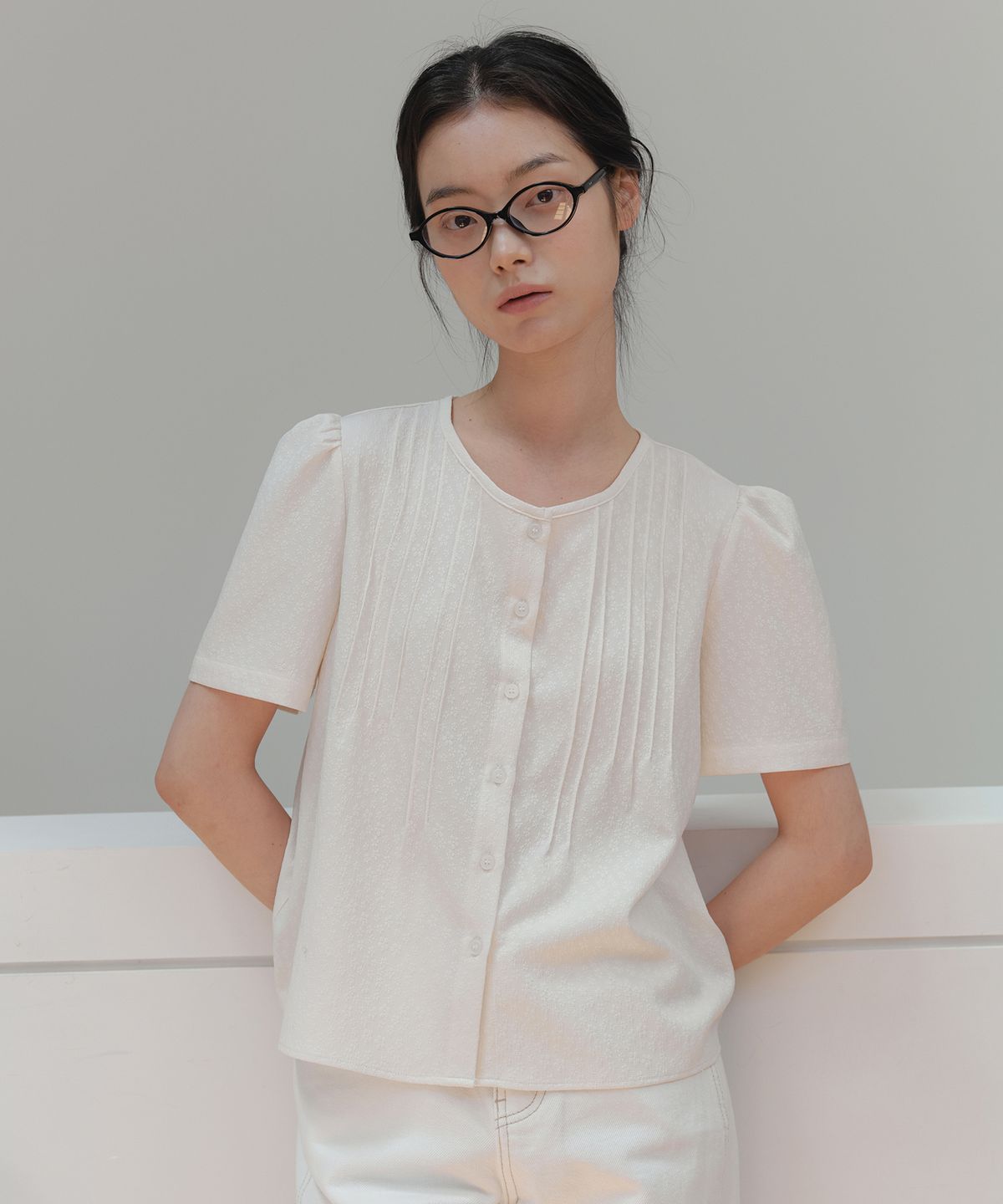 엽페(YUPPE) TUCKED FLOWER SHIRT_IVORY